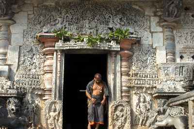 Eingangstor zum Chennakeshava Devalaya Tempel in Beluru (Indien/Südindien/Karnataka)