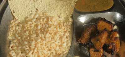Nepali Food: Sekuwa (goat spit) with puffed rice, papad and chutney with Nepalese Pepper (Timur)