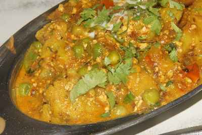 Indian Food: Gobhi Matar (Cauliflower with peas)