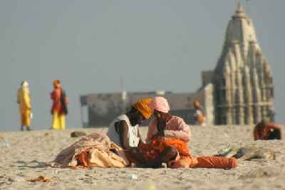 Hindu-Asketen (Sadhu) am Strand von Dwarka (Indien/Westliches Nordindien/Gujarat)