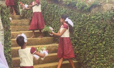Girls greeting the Badulla Bishop in Roehampton Tea Estate, Haputale (Sri Lanka, Hill Country) 
