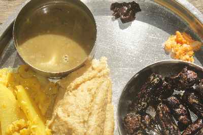 Nepali/Thakali Food: Diro (wheat/maize porridge) und fried Kindi (mutton blood sausage) 