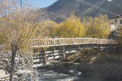 Wooden bridge spanning the Kali Gandaki in Jomsom (Nepal, Mustang)