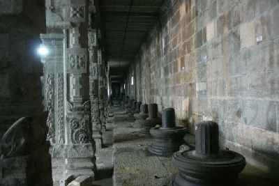 Shiva-Lingam gallery in the Ekambaranathar Koyil temple in Kanchipuram (Tamil Nadu, India)