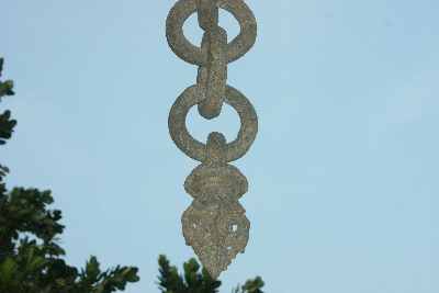 Stone-carved chain at the Varda-Rajan Temple in Kanchipuram (Taml Nadu)
