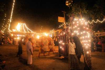 Perahera (Umzug mit Elefanten) buddhistisches Fest in Lankatilaka Kandy (Sri Lanka/Bergland)