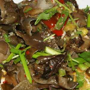 Chinese food: Feng-wei Mu-err, mushroom salad with wind flavour