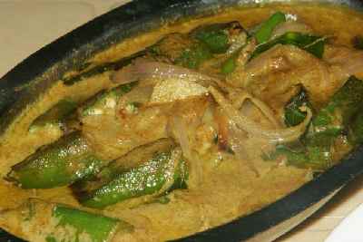 Indian Food: Okra curry with coconut milk vendakaya kari (Kerala)