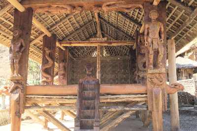 Naga-Clanhaus im Freilichtmuseum (Touristendorf) Kisama, bei Kohima (Indien/Östliches Nordindien/Nagaland)