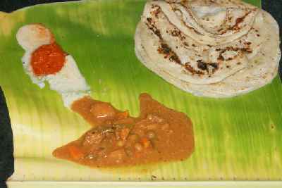 Tamil Indian Food: Purotta (folded bread) with Sambar (vegetable soup) und Tengai Togaiyal (coconut chutney)
