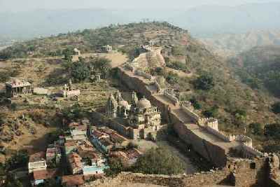 View onto Kumbhalgarh fort (from Badal Mahal) showing village and Vedi Mandir temple, Rajasthan (India)