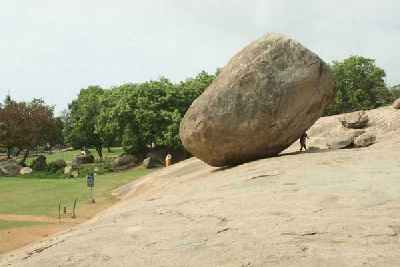 Krishna Butterball Granite precarious boulder in Mamallapuram, Tamil Nadu (India)
