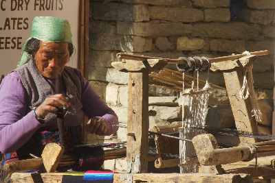 Women weaving wool scarf in Ranapauva (Muktinath), Mustang, Nepal