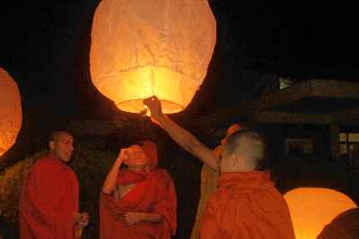 Buddhistisches Fest mit chinesischen Papierlaternen in Rangamati (Bangladesh)
