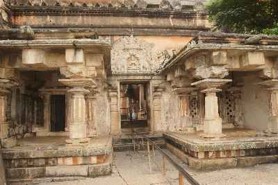 Monolithic Gate Akhanda Bagilu at Vindhyagiri hill, Sravanabelagola, Karnataka, India 