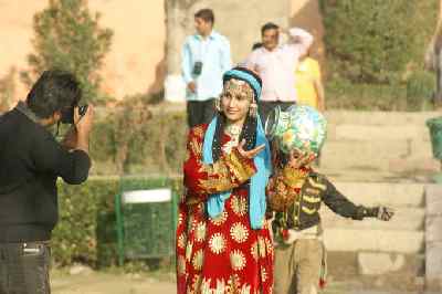 Srinagar: Familie im Shalimar Bagh