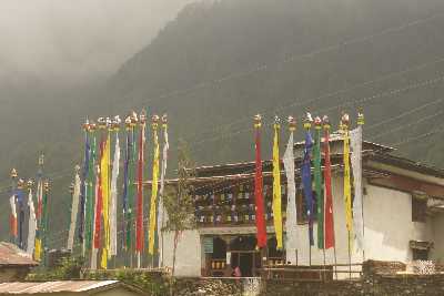 Buddhistischer Tempel im Sherpa-Dorf Tarke Ghyang (Nepal/Helambu)