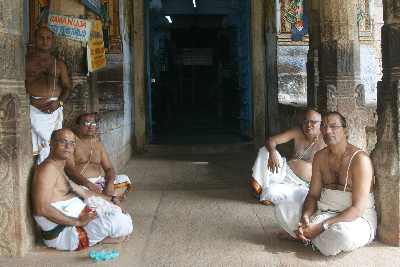 Brahmins in Ranganatha Swami Kovil temple in Tiruchirappalli (Trichy), Tamil Nadu, South India