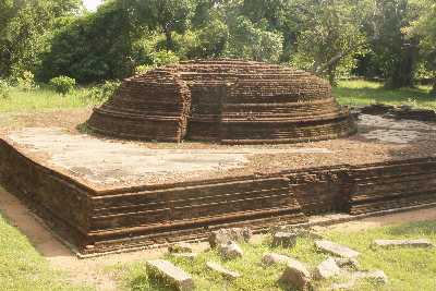 Dagoba at Velgam Rajamaha Vihare Buddhist temple and monastery, near Trincomalee (Trinco, Tirukonamalai), Eastern Sri Lanka