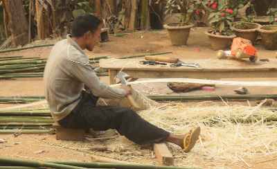 Man plating bamboo stems in Tura (West Garo Hills, Meghalaya, North-Eastern India)