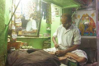 Betel bit vendor (paan wallah) in Varanasi, Uttar Pradesh, India