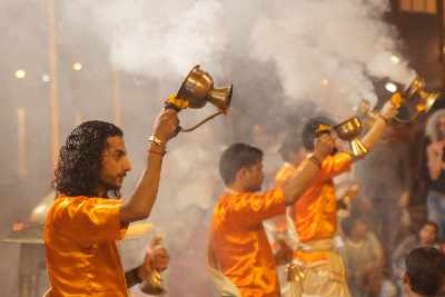 Die Ganga-Arti-Feuerzeremonie in Varanasi, Nord-Indien