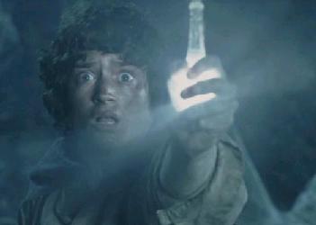 Frodo (Elijah Wood) mit Galadriels Phiole