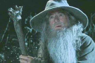 Sir Ian McKellen (Gandalf) vor dem Eingang zu Moria 
	  (Khazad-dûm)
