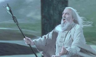 Christopher Lee (Saruman) hoch oben auf dem Orthanc 
	  über Isengart