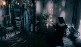 Elrond (Hogo Weaving) und Arwen (Liv Tyler) in Bruchtal